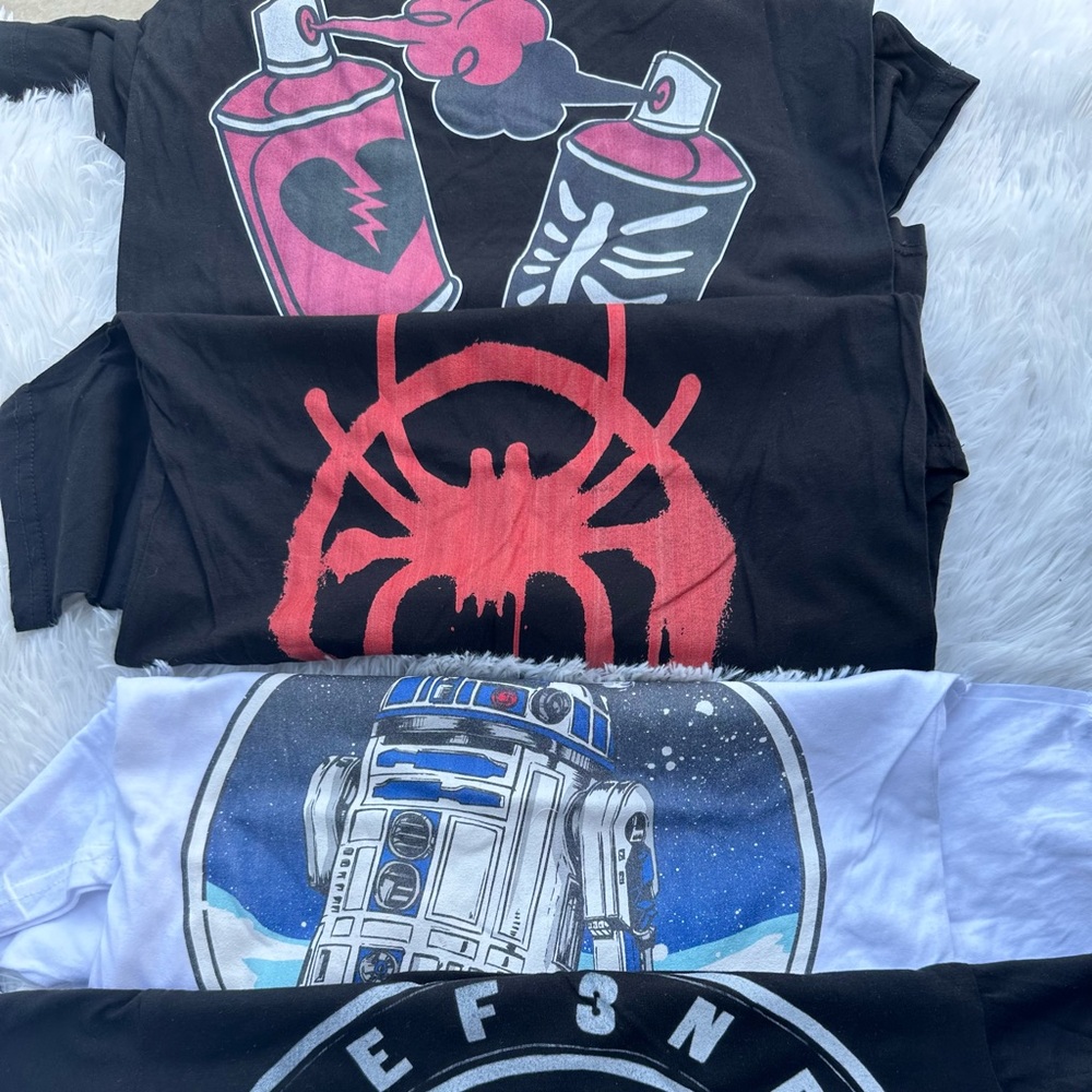 New 
boys 
short sleeve 
T-Shirts 
size YM (9-10)
Crew neck 
Bundle of 4